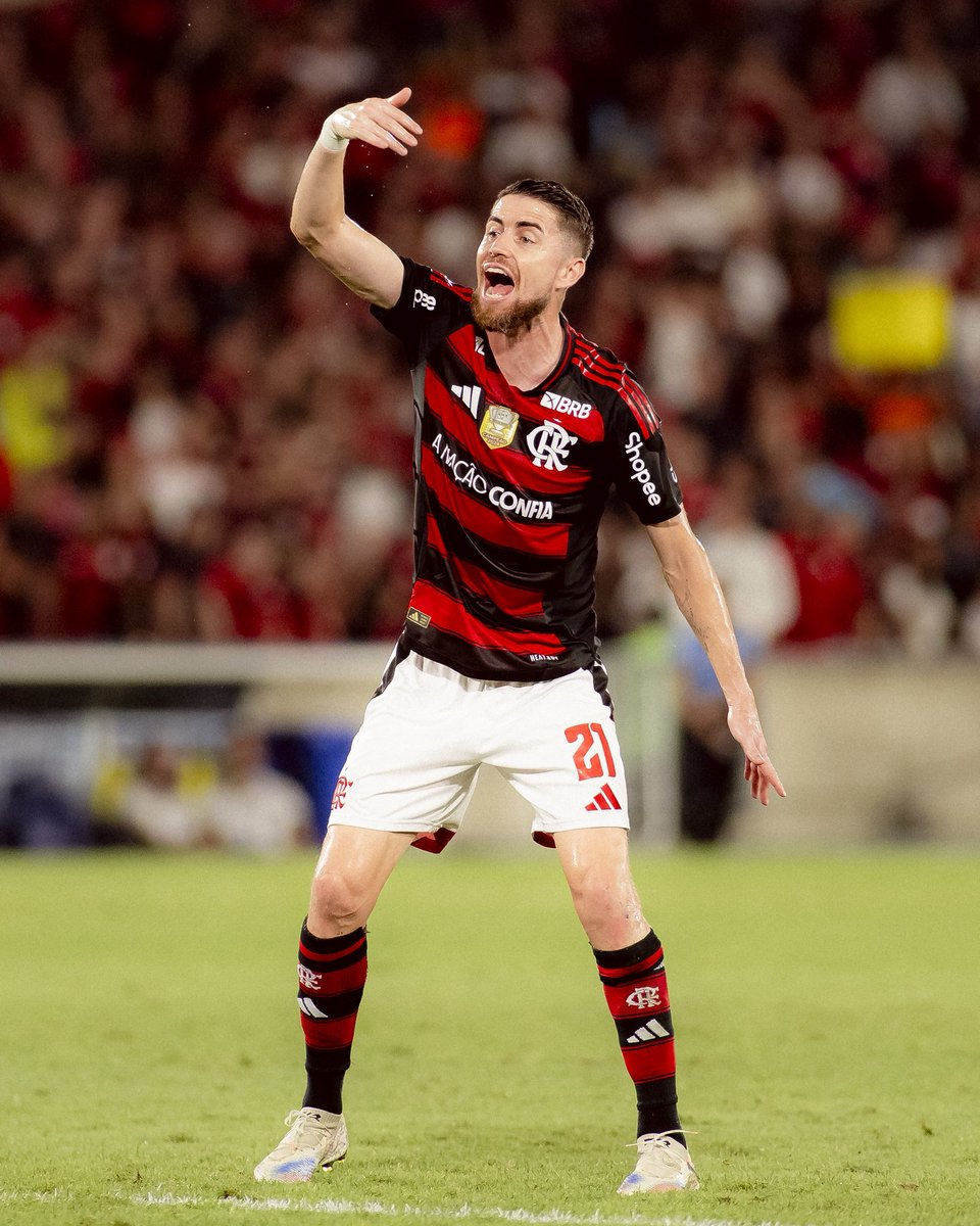 futebol_info's tweet photo. Jorginho, do Flamengo, diz que pai vascaíno ‘virou a casaca’:

“Ele virou a casaca na hora (risos). Não está nem aí, coloca a camisa do Flamengo, vai embora e fala: ‘sou Flamengo agora’.”

🗞 @UOLEsporte
📸 Adriano Fontes/CRF | Ronaldo Fontana/ge https://t.co/TxfWR89M4L