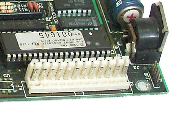 uchujin17's tweet image. 8051の成功によって8041のシェアは急落したのですが、8041の眷属8042はIBM-PCのキーボードインターフェースに採用されていて、IBM PC/ATでは8086と80286の互換性を保証するA20 Gateの制御やプロテクトモードからリアルモードへ「戻る」セルフリセットの機能を持たされて、