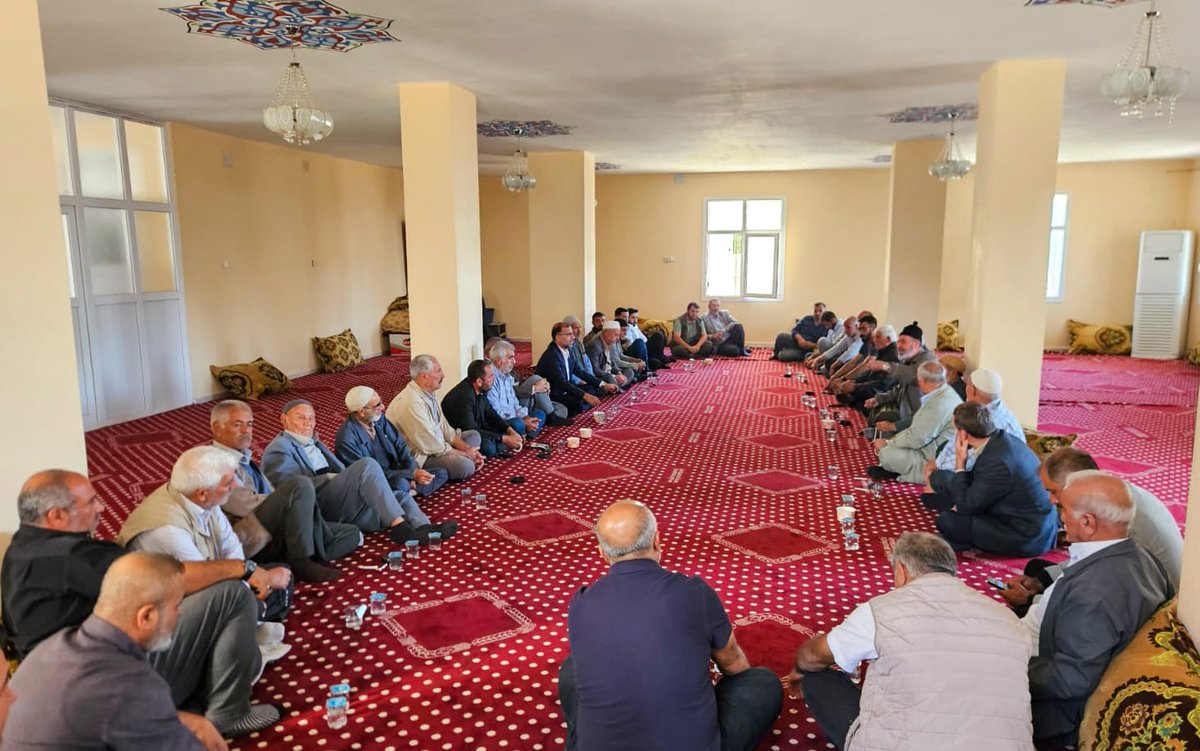 FarukPolat_'s tweet photo. Bozova ilçemizde, Şıhlar ve Umutlu (Gonik) mahalleleri arasında yaşanan arazi anlaşmazlığının büyümeden çözüme kavuşması adına, İlçe Başkanımız Abuzer Özaydın ve ilçe teşkilatımızın yürüttüğü girişimler olumlu sonuçlandı.

Her iki mahallenin kıymetli muhtarları Abdullah Doğan ve Enver Deveci ile heyetlerine, gösterdikleri sağduyu ve yapıcı yaklaşımlarından dolayı teşekkür ediyoruz.

Kardeşliğin, muhabbetin ve birliğin galip geldiği her meselede arabulucu olmaya devam edeceğiz.

@HurDavaPartisi
@HudaPariletisim
#Şanlıurfa
#Bozova