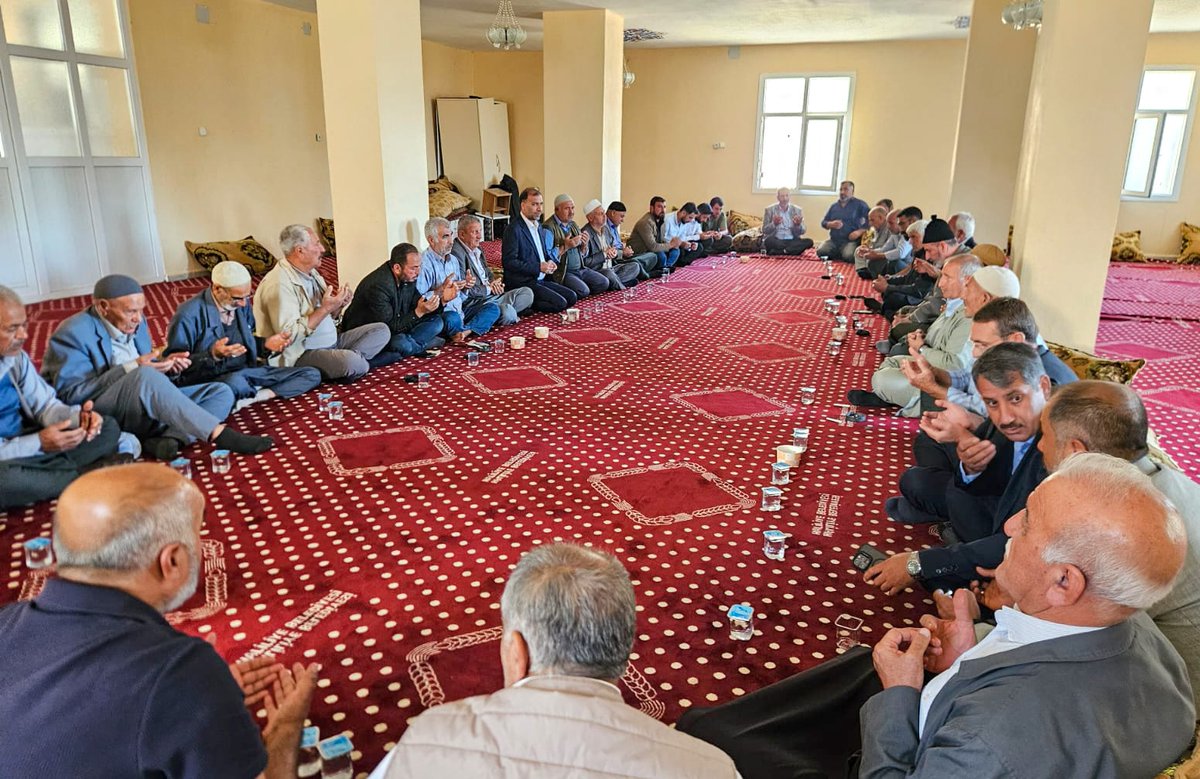 FarukPolat_'s tweet photo. Bozova ilçemizde, Şıhlar ve Umutlu (Gonik) mahalleleri arasında yaşanan arazi anlaşmazlığının büyümeden çözüme kavuşması adına, İlçe Başkanımız Abuzer Özaydın ve ilçe teşkilatımızın yürüttüğü girişimler olumlu sonuçlandı.

Her iki mahallenin kıymetli muhtarları Abdullah Doğan ve Enver Deveci ile heyetlerine, gösterdikleri sağduyu ve yapıcı yaklaşımlarından dolayı teşekkür ediyoruz.

Kardeşliğin, muhabbetin ve birliğin galip geldiği her meselede arabulucu olmaya devam edeceğiz.

@HurDavaPartisi
@HudaPariletisim
#Şanlıurfa
#Bozova