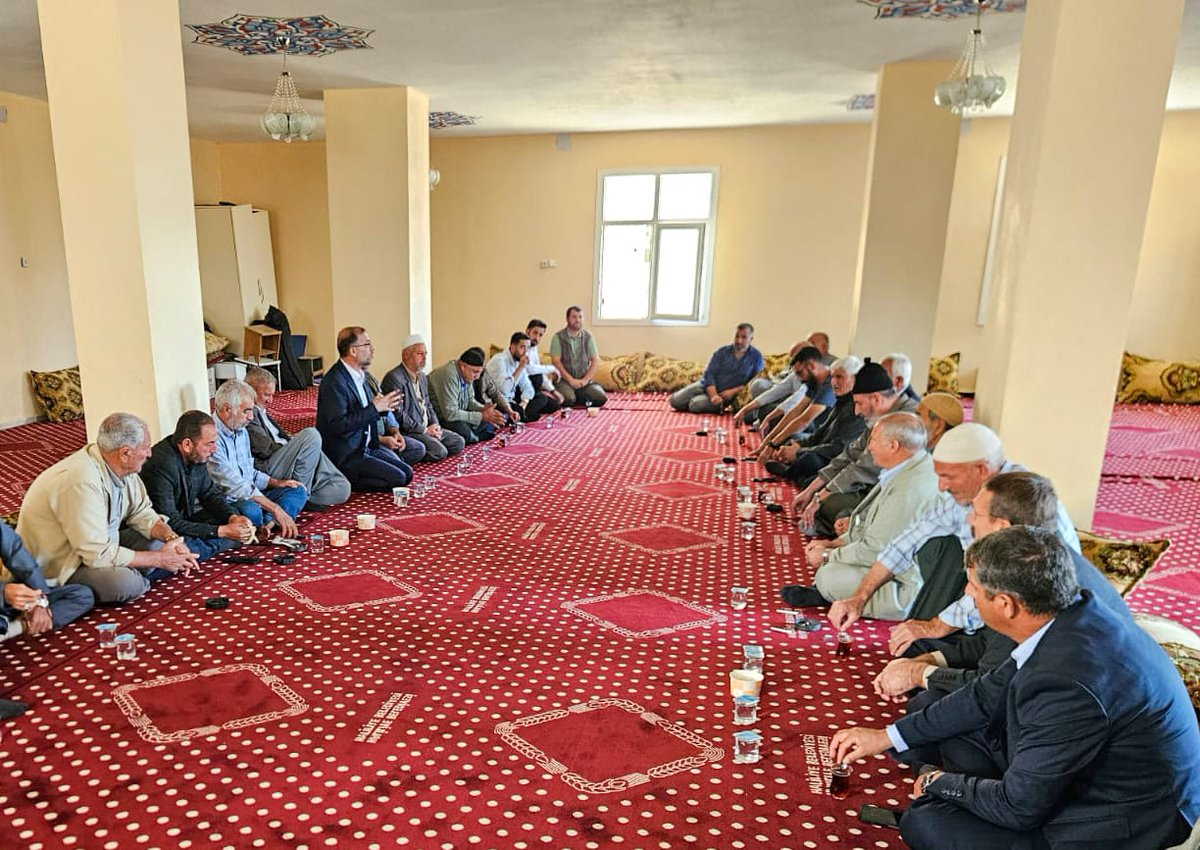 FarukPolat_'s tweet photo. Bozova ilçemizde, Şıhlar ve Umutlu (Gonik) mahalleleri arasında yaşanan arazi anlaşmazlığının büyümeden çözüme kavuşması adına, İlçe Başkanımız Abuzer Özaydın ve ilçe teşkilatımızın yürüttüğü girişimler olumlu sonuçlandı.

Her iki mahallenin kıymetli muhtarları Abdullah Doğan ve Enver Deveci ile heyetlerine, gösterdikleri sağduyu ve yapıcı yaklaşımlarından dolayı teşekkür ediyoruz.

Kardeşliğin, muhabbetin ve birliğin galip geldiği her meselede arabulucu olmaya devam edeceğiz.

@HurDavaPartisi
@HudaPariletisim
#Şanlıurfa
#Bozova