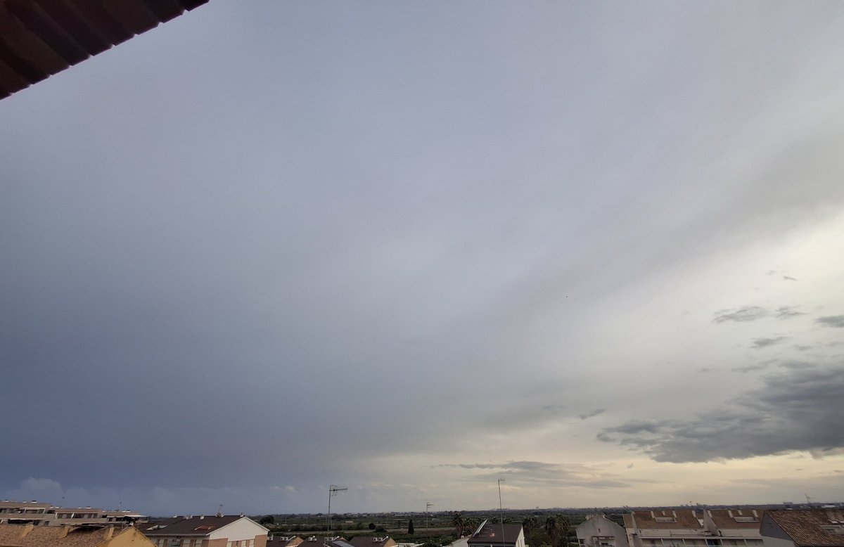 Sigue la tormenta por el mar <a href="/AEMET_CValencia/">AEMET Comunitat Valenciana</a> <a href="/apuntoratge/">À Punt Oratge</a> 
Almenara vista hacia Sagunto