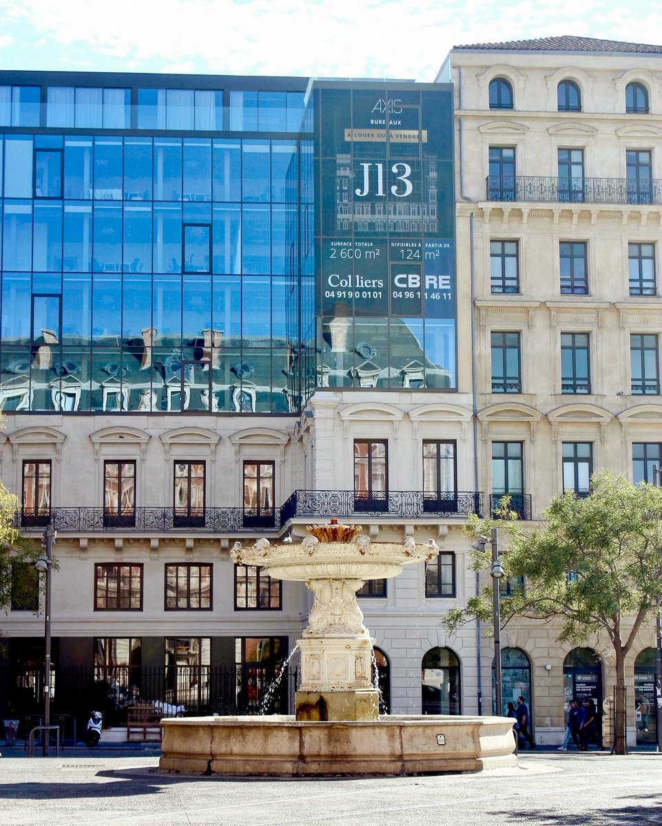 La place de la Joliette, sa fontaine en eau, son nouvel immeuble de bureaux…