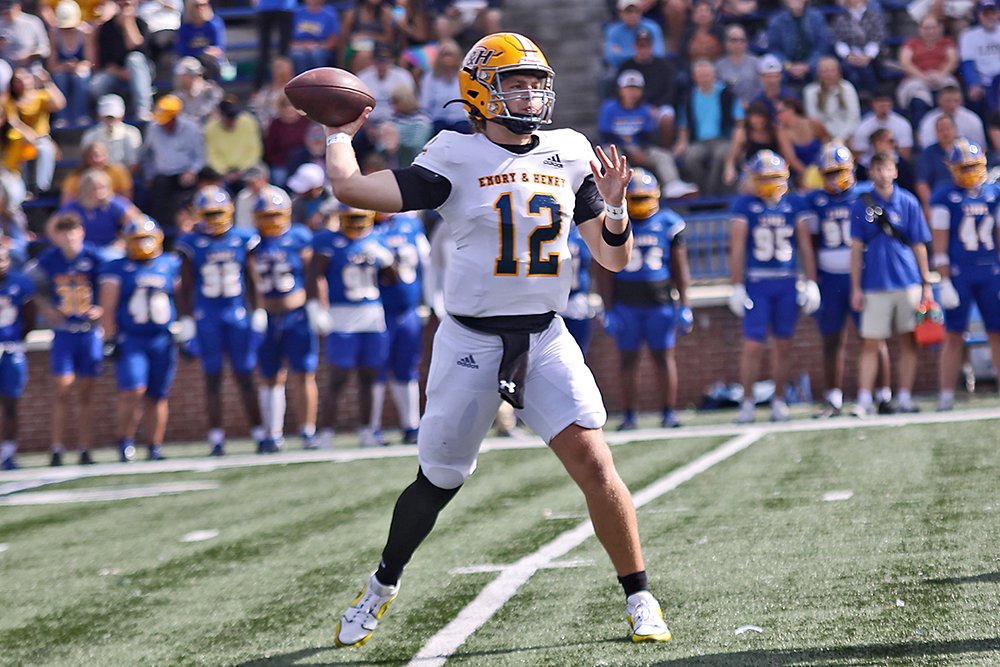 MOVIN' UP!

Emory &amp; Henry jumps up 2⃣ spots to number 22 in this week's D2Football national poll!