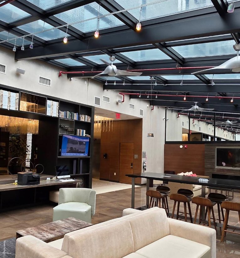 dirspielbergo's tweet image. Hello rainy NYC! Home for the next couple nights.