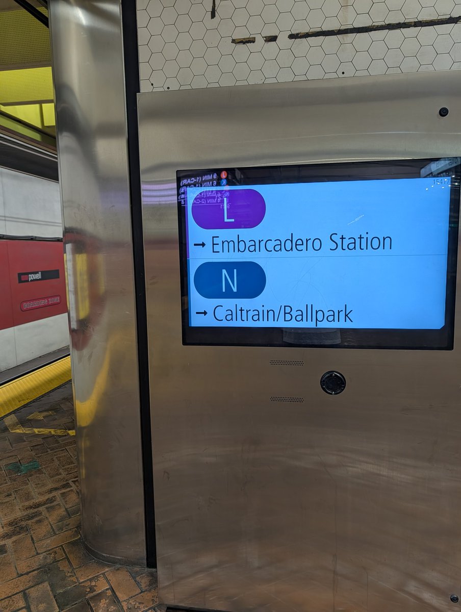 sfken1977's tweet photo. These new @SFMTA_Muni signs are confusing.  Seemingly pointing you away from the platform you should board on. https://t.co/1TuTzQp3fA