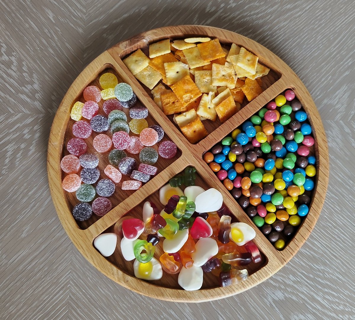 stevalwoodwork's tweet photo. Are you thinking of putting out snack platters this Halloween 👻, or Christmas 🎄, or are you looking for something convenient for movie/games nights?  We may just have a solution for you: our segmented snack trays.  As you can see, they hold a good volume of different snacks*, perfect for that family get-together, or cosy night on the sofa.  Made from American white oak and finished with food safe products, and hand flocked on the bottom to increase grip, and prevent scratches.

£24 plus postage.  Delivery/collection available within St. Eval.

*Snacks not included and used for illustrative purposes only, sorry, but they were delicious!
