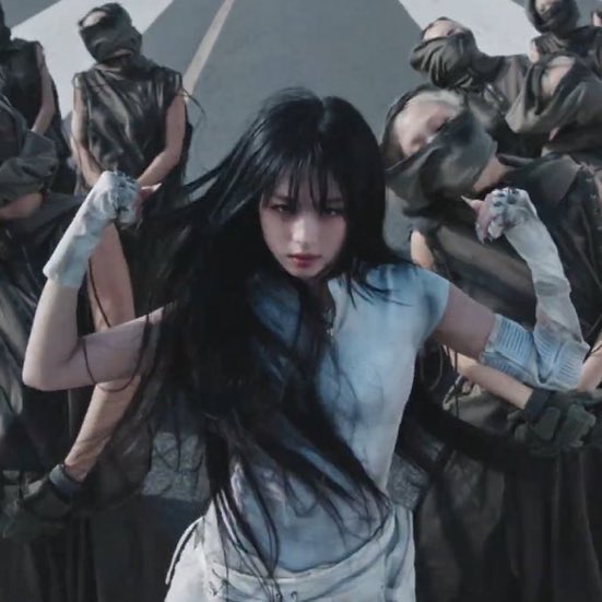 baemstiez_'s tweet image. ahyeon, esquece o cabelo edna moda pfv