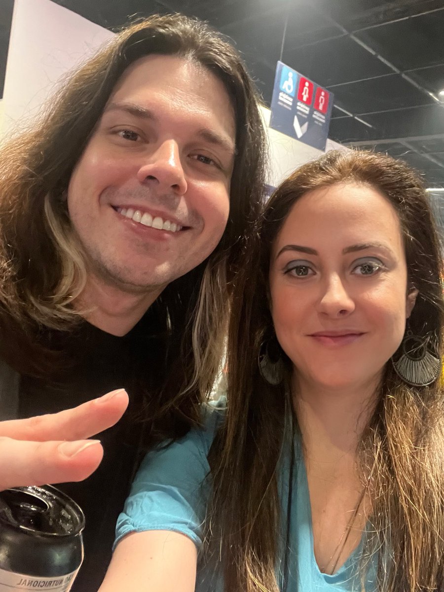 A melhor coisa da BGS é isso encontrar essa galera linda, acho que hoje virou um evento para conhecer a galera mais do que tudo, eu simplesmente gosto muito de estar conhecendo tanta gente incrível e revendo os amigos +  <a href="/Cross_GP/">Cross</a> <a href="/sidao_sidney/">Sidão do Game</a> <a href="/danielreen/">Daniel #OfertasNintendo Reenlsober 👾</a> <a href="/oKakaVieira/">Kaká do Ataque Crítico</a>