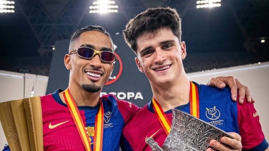 They all wanting photos with him 😭😭