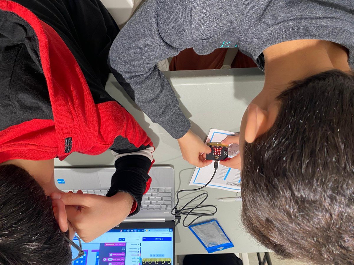 MakerFaireRome's tweet photo. 🤖Vieni a #MFR2025 e scopri il mondo della robotica con #ALLknow Education!
Venerdì 17 ottobre dalle 11:30 alle 12:30 partecipa al workshop che ti guiderà tra tecnologia e creatività:
🔹 Cos’è la robotica e come funziona
🔹 Le sue applicazioni nel presente
🔹 Introduzione alla programmazione con micro:bit – una scheda smart con sensori e attuatori per creare progetti innovativi
🚀 Un’ora per imparare divertendoti e sperimentare la tecnologia che costruisce il futuro: tutte le info https://t.co/cY2y5AAu58
📍 Non mancare!
#Robotica #Innovazione #Tecnologia #Microbit #Workshop