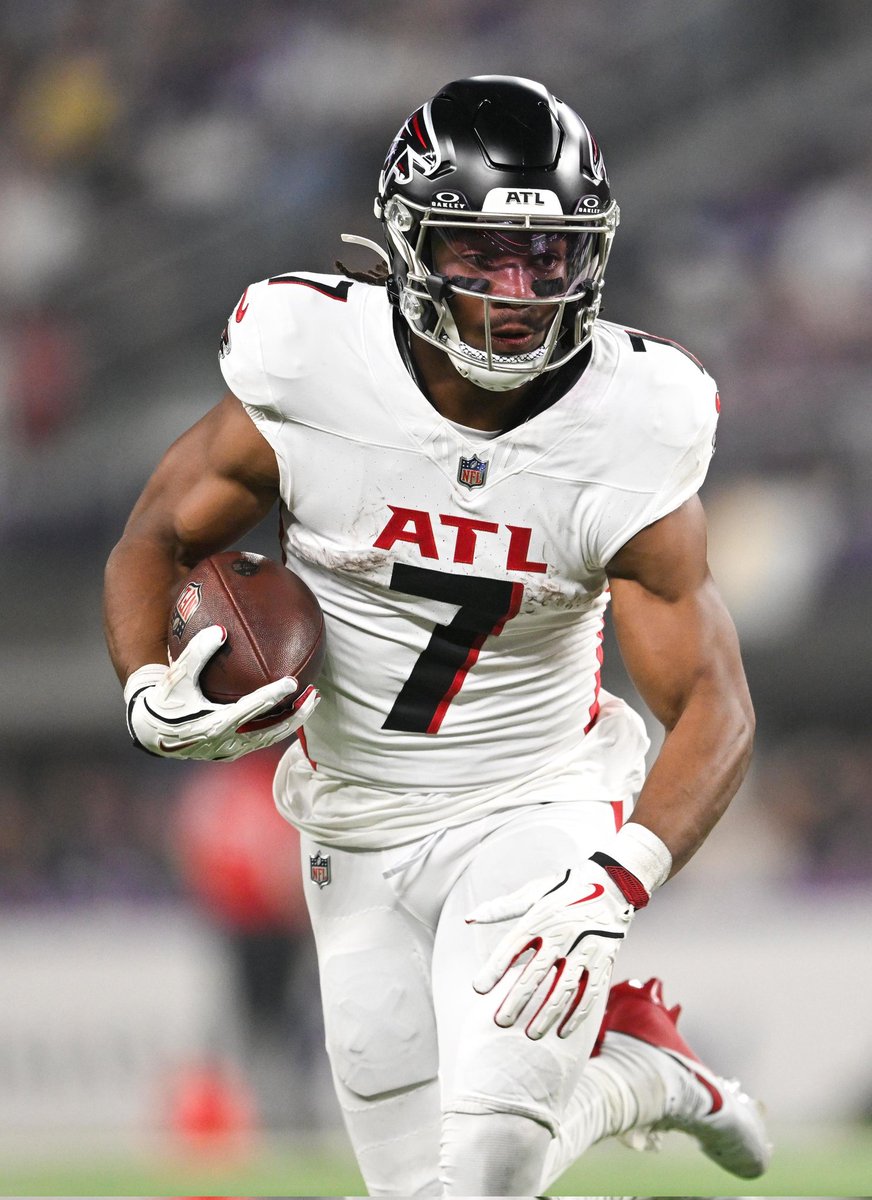 NFLGunlukleri's tweet image. Bijan Robinson, 5 maç üst üste 100 scrimmage yard elde etti.
Bu sezon Falcons'ın scrimmage yardlarının %39'unu Robinson gerçekleştirdi.
2019'da Christian McCaffrey'den bu yana hiçbir oyuncu bir sezon boyunca bu oranı koruyamadı.