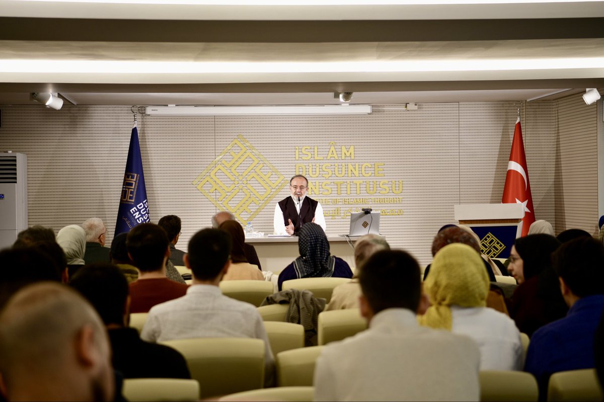 İDE'de yılın ilk dersi, bugün Prof. Dr. Mehmet Görmez’in ‘İlim Adamının Ahlâkî Sorumlulukları’ başlıklı sunumuyla gerçekleştirildi.

İslam’da İlk Dersler

Görmez, “Nüzul sırasına göre Kur’an’da ilk ders ‘oku’dur; Mushaf sıralamasına göre Fâtiha’dır. Hadis ilminde ilk ders niyyet