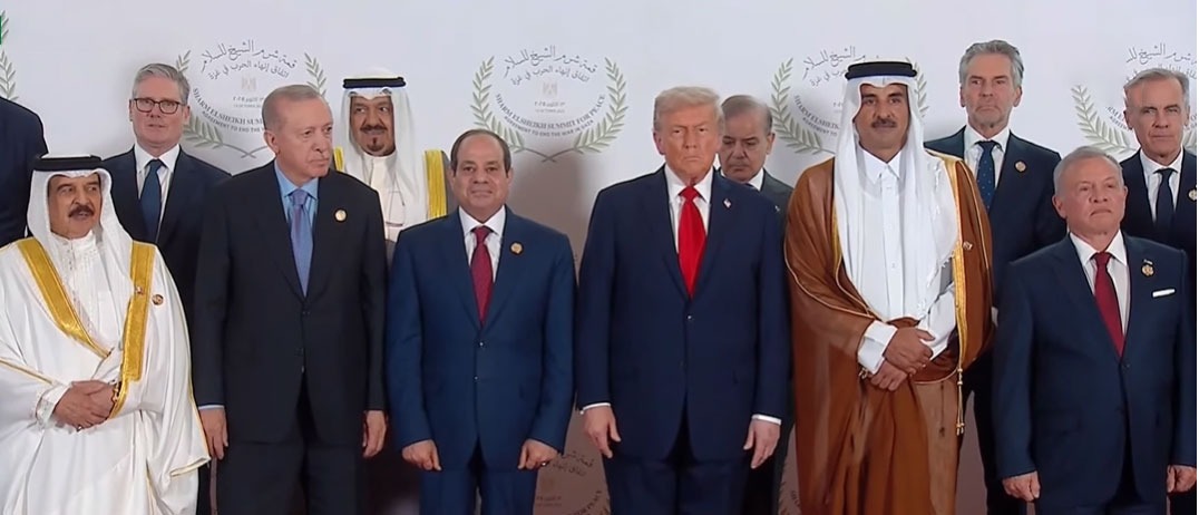 سئل احدهم يومآ رجل حكيم لماذا الكلب دائمآ يهز ذيله ؟
فاجابه قائلآ لان رأس الكلب اذكي من ذيله فلو كان الذيل اذكي لهزت راس الكلب !!
#قمه_شرم_الشيخ_للسلام