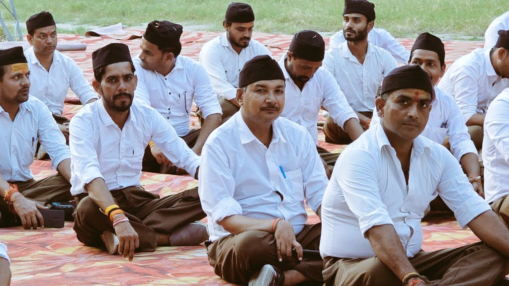 Ravimis6447's tweet photo. संगठन गढ़े चलो सुपंथ पर बढ़े चलो भला हो जिसमें देश का वो काम सब किये चलों।
राष्ट्रीय स्वयंसेवक संघ के शताब्दी वर्ष में नरैनी नगर में पथसंचलन सम्पन्न हुआ ।
जय मां भारती 
भारत माता की जय। https://t.co/POoERi5ded