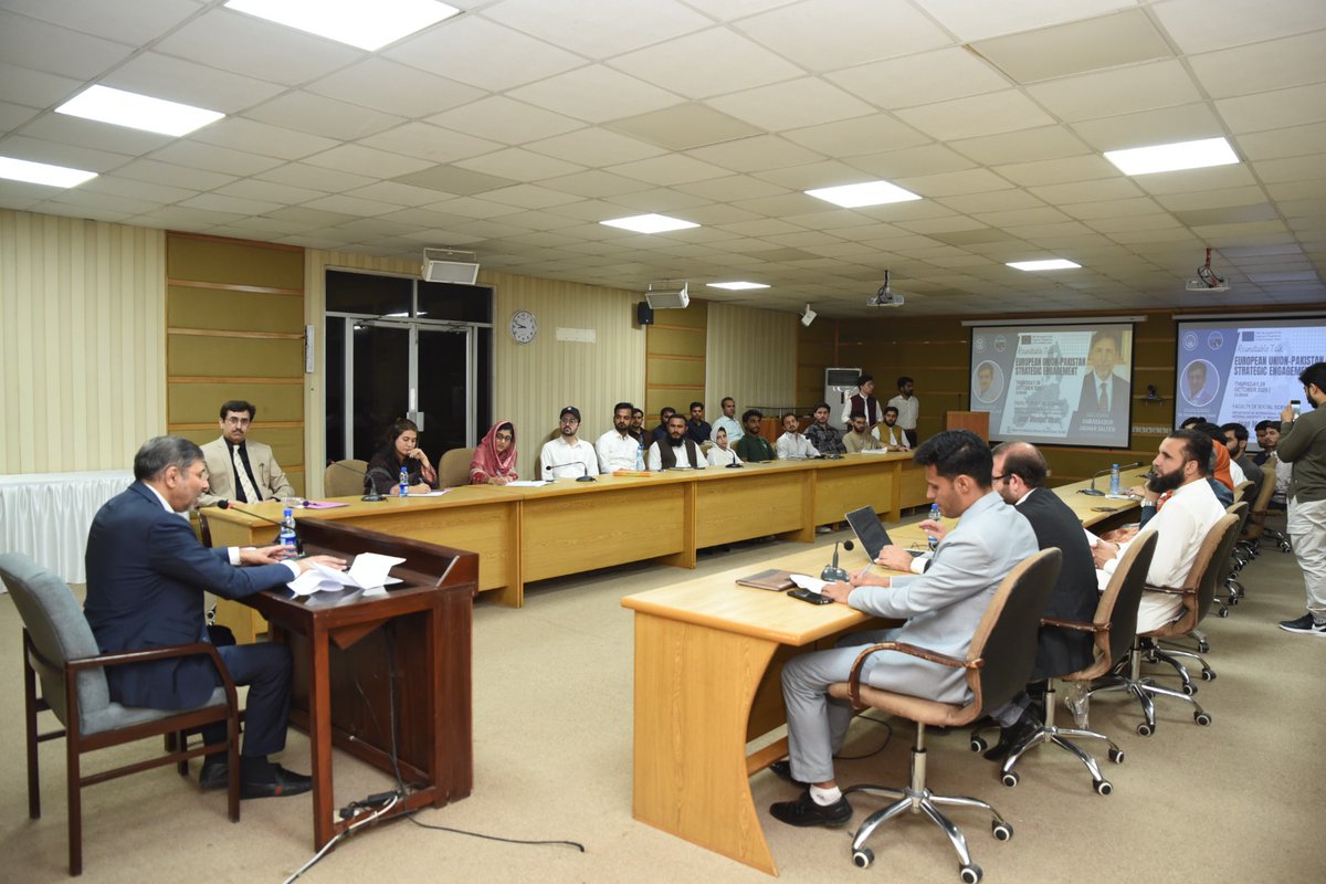 JMC_NUML's tweet image. Jean Monnet Chair-NUML organized a roundtable talk on &quot;European Union–Pakistan Strategic Engagement.&quot; Ambassador Jauhar Saleem, the keynote speaker, discussed strategic landscape and politico-economic factors that account for convergence and divergence in EU–Pakistan relations.