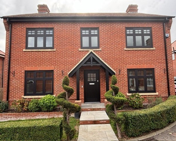 SEHBAC's tweet image. White out, Midnight Black in. 🖤
Flush windows + matching canopy = instant kerb appeal.
Free design visit →  bit.ly/4744cX7 

...and now get our best Triple Performance Glass for FREE until 17th October!!

#SEHBAC #FlushWindows #HomeUpgrade #KerbAppeal