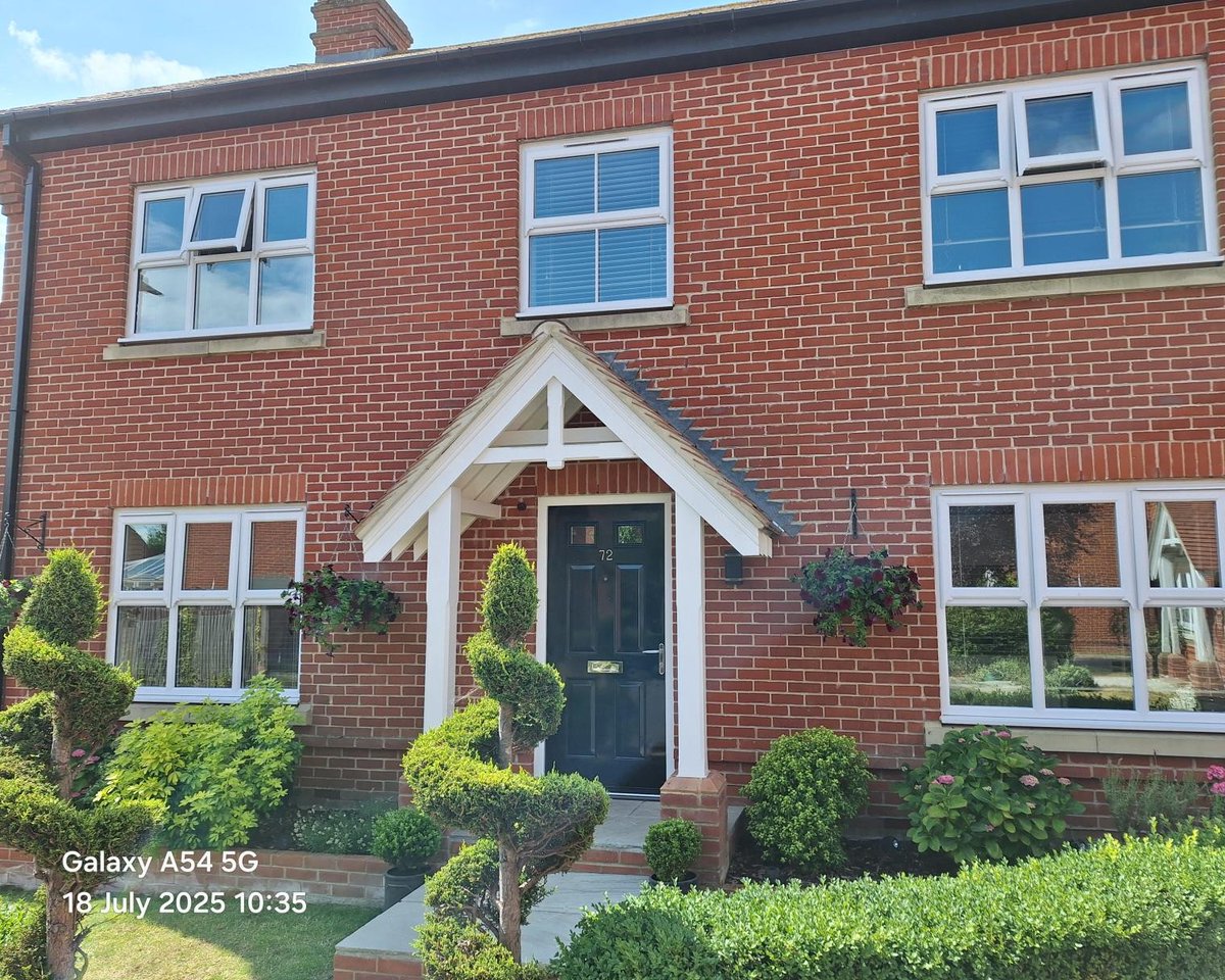 SEHBAC's tweet image. White out, Midnight Black in. 🖤
Flush windows + matching canopy = instant kerb appeal.
Free design visit →  bit.ly/4744cX7 

...and now get our best Triple Performance Glass for FREE until 17th October!!

#SEHBAC #FlushWindows #HomeUpgrade #KerbAppeal