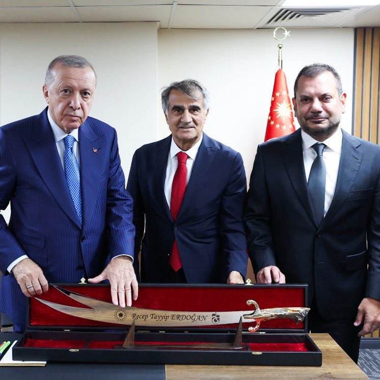 Dün, Papara iddianamesinde; Trabzonspor Başkanı Ertuğrul Doğan’a “mahiyeti anlaşılmayan” 485 milyon TL gönderdiği açıklanmıştı.

Ertuğrul Doğan, bugün soluğu Cumhurbaşkanın yanında almış.

Lig değil, sirk ligi aq. 😃