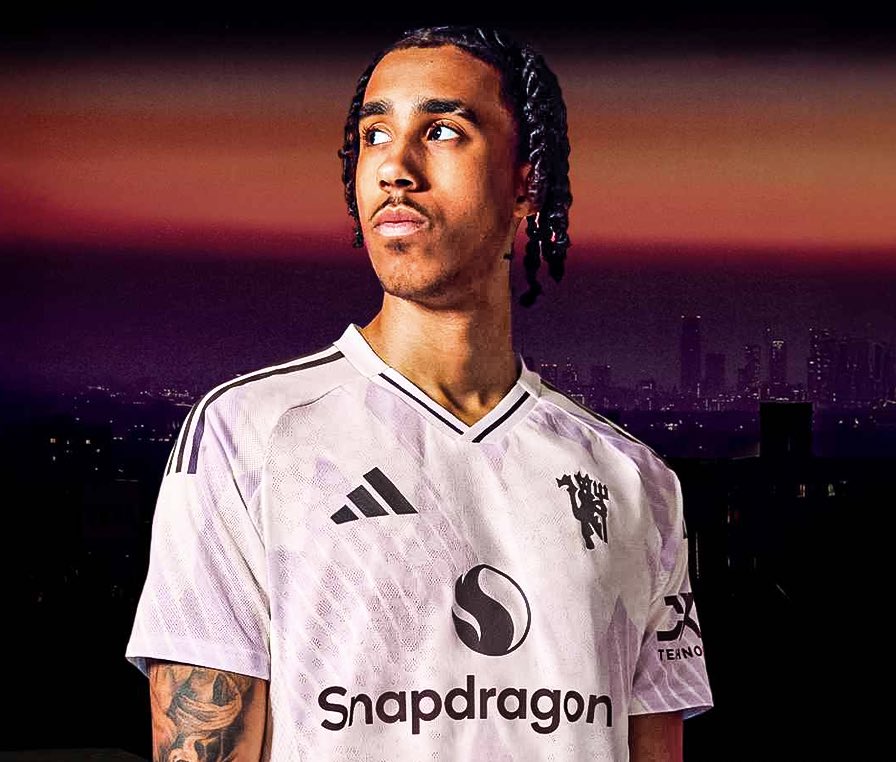 AmorimEra_'s tweet image. 🚨👕 | Manchester United will wear their 2025/26 away kit for the FIRST time in a competitive game against Liverpool on Sunday. ⚪️🟣