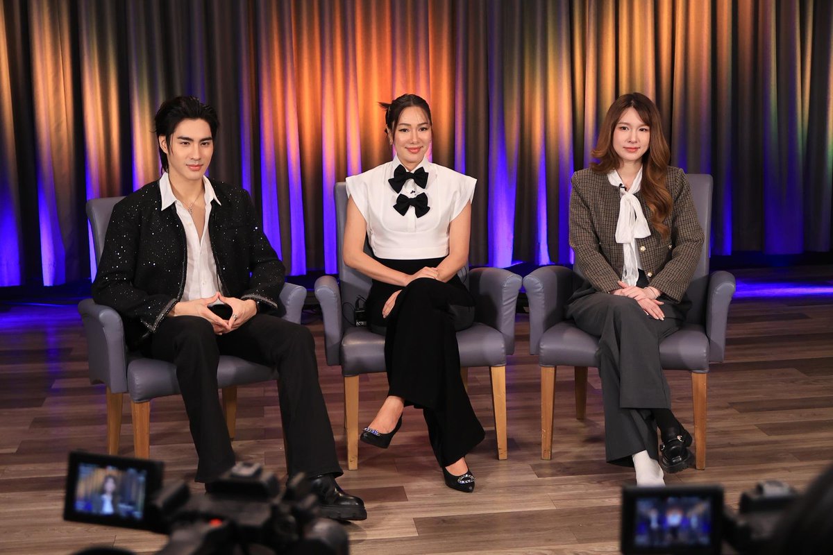 'โดม-ยิหวา' นำทีมละคร 'น้ำผึ้งขม'
ร่วมด้วย จอย รินลณี, แป้งโกะ จินตนัดดา และ ปีเตอร์แพน ทัศน์พล เมาท์เบื้องหลังสุดเข้มข้น แบบจัดเต็มที่นี่ที่เดียว! เปิดกองวิก 3

🍯 "น้ำผึ้งขม" เริ่มตอนแรก 14 ต.ค.นี้
🔗 ch3plus.com/special/dramas…
#น้ำผึ้งขม #ABitterHoneymoon
วันจันทร์-อังคาร เวลา