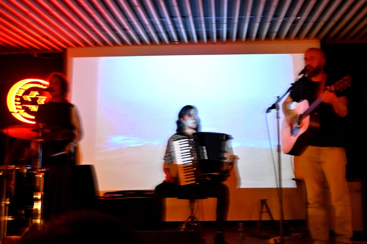 Foi marabilloso celebrar a <a href="/AlfonsoZarauza/">Alfonso Zarauza</a> xunto a todas vós na Sala Riquela!!! Agora é o tempo de Temporal!!! Avanzamos!!! 🖤🖤🖤