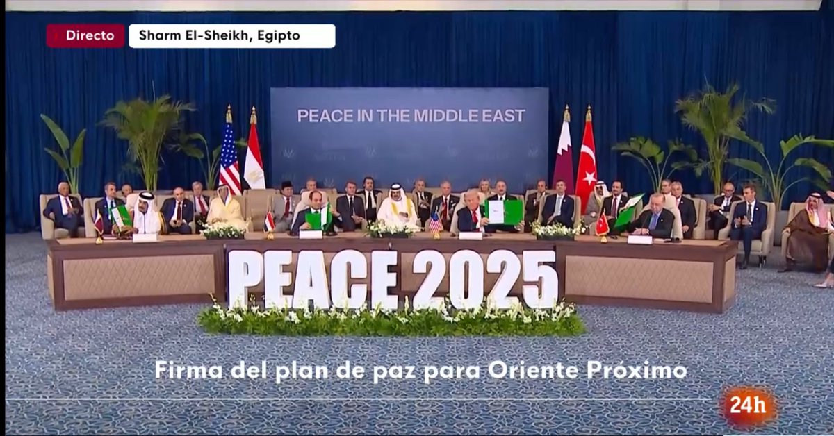 Acuerdo de #Paz con gran puesta en escena. Letras gigantes y Trump delante del mundo: “un acuerdo que llega después de 3.000 años”. Como siempre, una sola mujer, además de las azafatas de la firma, entre más de 20 hombres y música triunfal 

#Gaza #GazaCeasefire #Egypt #Peace