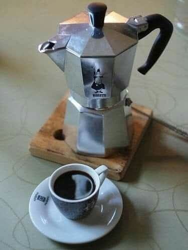 TORNATE AL CAFFÈ CON LA MOKA ☕️

Sono una capsula di allumino e dentro ho 4 grammi di caffè a 0,40 euro (è un esempio!), che si traducono in 100 Euro al kg. 

Per una tonnellata di alluminio vengono prodotti residui sotto forma di arsenico, titanio, cromo, piombo, vanadio,