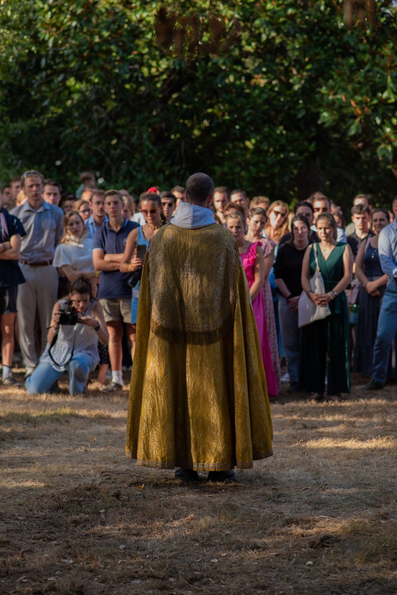 🎓 Former l’homme tout entier.
C’est le cœur de la mission d’Academia Christiana : éduquer la tête, le cœur, les mains, le corps et l’âme.
C’est là que tout commence — et que tout se tient.
📚 Tête — Chercher la vérité, penser librement (philosophie, histoire, littérature)
❤️