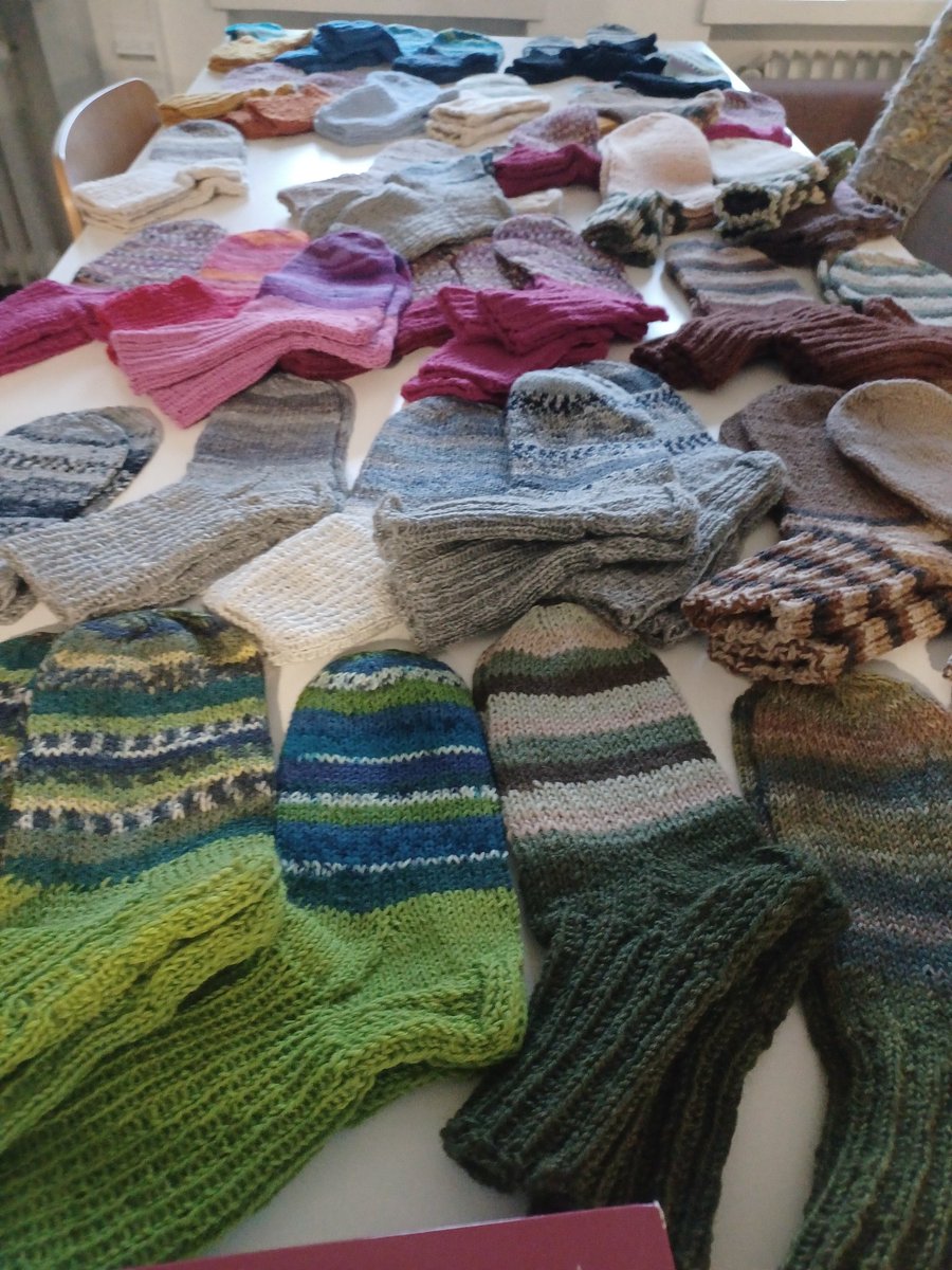 Täten julistan syksytalviikiroutakauden alkaneeksi.
Reipas 50  paria villasukkia duunikavereille jakoon