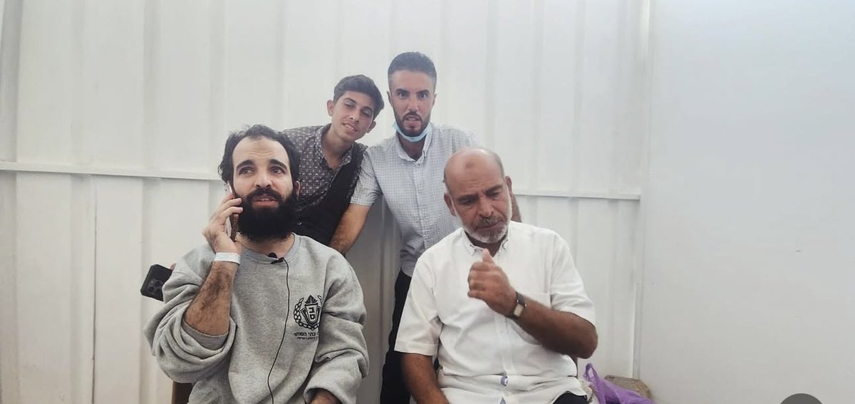 وغاب صالح بعيدا عن إطار الصورة ولم يحتفي بمشهدها الذي طالما انتظره وأعدَّ له الكلمات،كم كانت ستزينها ابتسامته،وتغمرها الحياة التي أطلت من نوافذ عينيه المشعتين قبل أن ينتزعوها ويطفئوا نورها....
#صالح_الجعفرواي #صالح_الجعفراوي_شهيدا