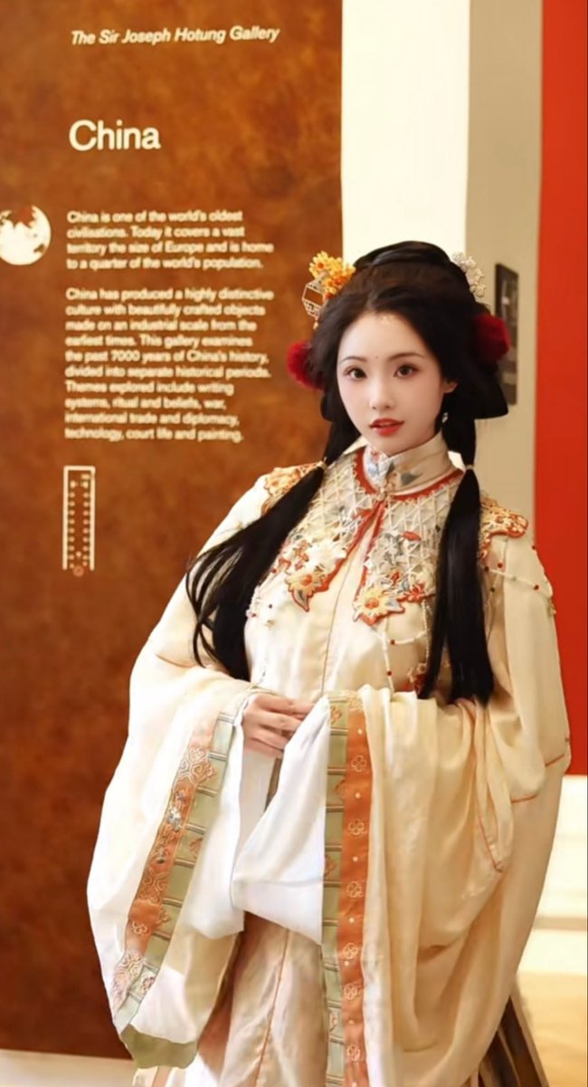 AmazingHanfu's tweet image. A Chinese girl, adorned in an exquisite #embroidered #yunjian (the cloud-shaped decoration on the shoulders of Hanfu), visited the #BritishMuseum. Its craftsmanship amazed many #foreign visitors, who asked to take #photos with her, creating a wonderful #cultural exchange.