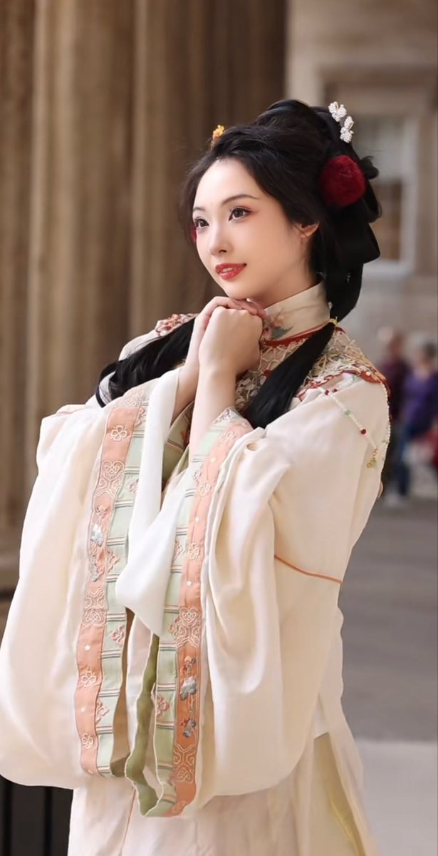 AmazingHanfu's tweet image. A Chinese girl, adorned in an exquisite #embroidered #yunjian (the cloud-shaped decoration on the shoulders of Hanfu), visited the #BritishMuseum. Its craftsmanship amazed many #foreign visitors, who asked to take #photos with her, creating a wonderful #cultural exchange.