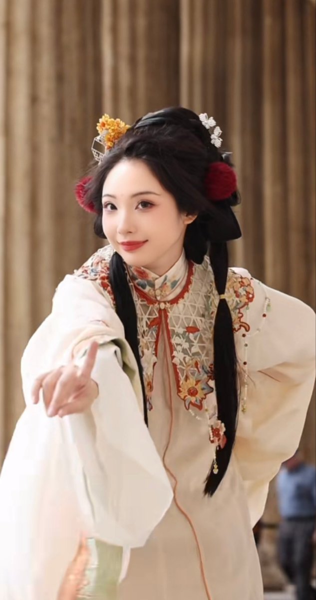 AmazingHanfu's tweet image. A Chinese girl, adorned in an exquisite #embroidered #yunjian (the cloud-shaped decoration on the shoulders of Hanfu), visited the #BritishMuseum. Its craftsmanship amazed many #foreign visitors, who asked to take #photos with her, creating a wonderful #cultural exchange.