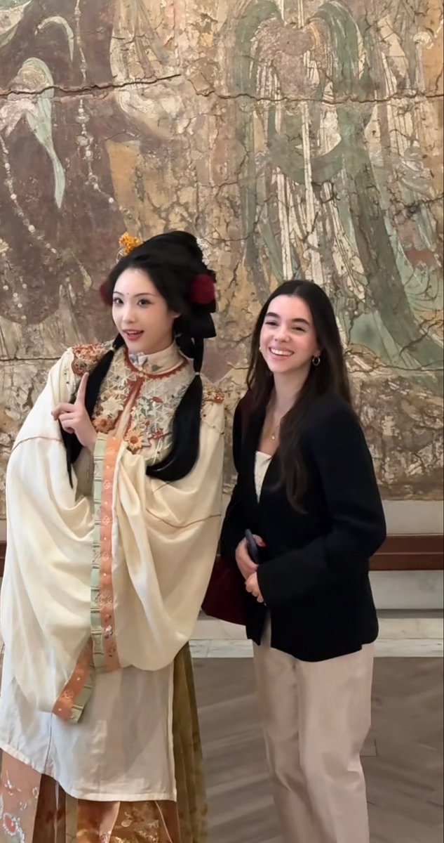 AmazingHanfu's tweet image. A Chinese girl, adorned in an exquisite #embroidered #yunjian (the cloud-shaped decoration on the shoulders of Hanfu), visited the #BritishMuseum. Its craftsmanship amazed many #foreign visitors, who asked to take #photos with her, creating a wonderful #cultural exchange.