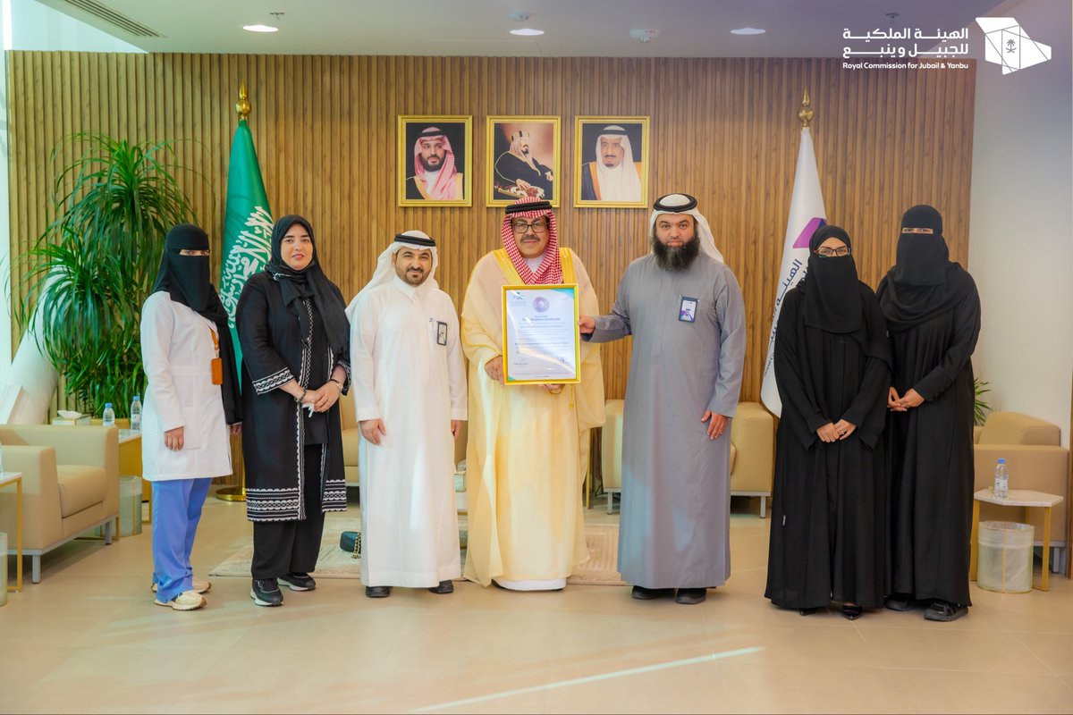 abdulrahmanYnb's tweet photo. كرّم الرئيس التنفيذي للهيئة الملكية بـ #ينبع عدداً من منسوبي برنامج الخدمات الصحية وذلك بمناسبة حصول المستشفى على شهادة الاعتماد الكامل بصفته (مستشفى صديق لكبار السن)، بعد اجتياز جميع متطلبات الاعتماد وفقًا لمعايير المنشآت الصديقة لكبار السن، وذلك بهدف تقديم رعاية صحية متميزة وشاملة لهذه الفئة الغالية.