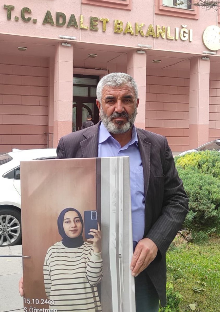 Binbir emekle büyütüp bu yaşa getirdiğin kızını okuması ümidiyle gönderdiğin üniversitede en adi sekilde  katlediyorlar..buna da intihar diyorlar..ama mazlumun yanında durup zalimin karşısında durması gerekenler katilleri sır gibi saklıyor..
#RojininFaileriBulunsun 
#RojinKabaiş