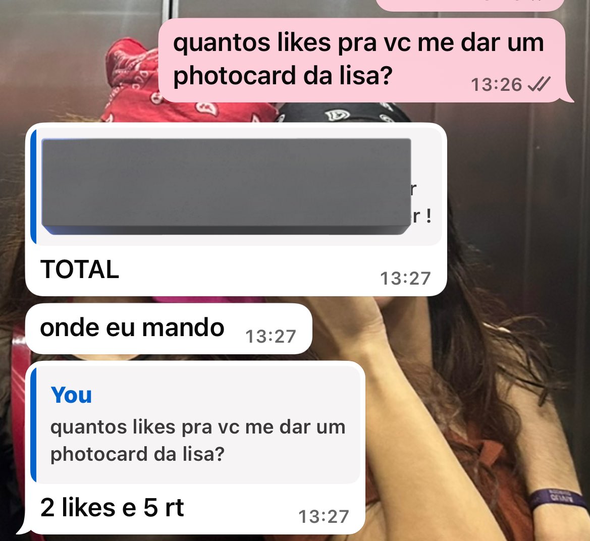 gente vcs podem me dar 2 likes e 5 rt pra minha namorada me dar um photocard da lisa ela quer mais que eu