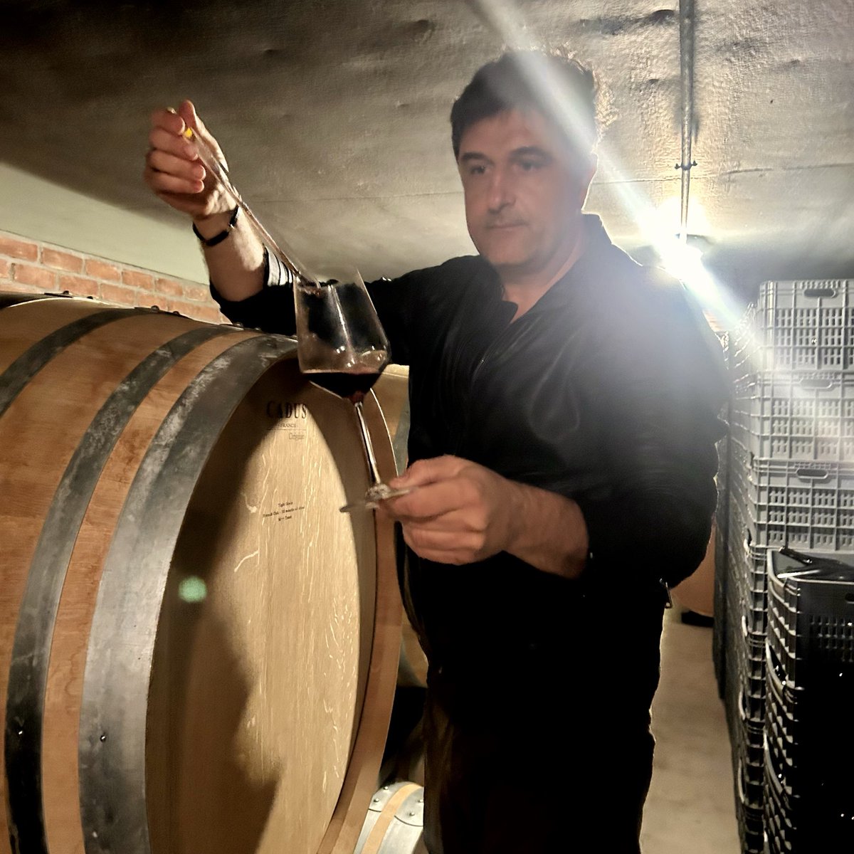 BlindTasters's tweet image. Barrel tasting with Georgios Diamantakos. It's all the same Xinomavro, so we were literally 'barrel tasting' (barrel age, oak forest, toasting)—which was super fascinating. #Naoussa