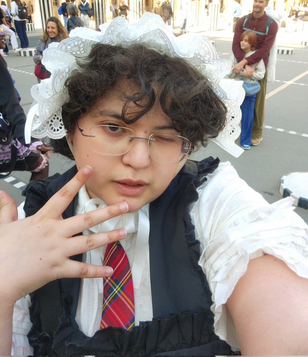 l0ser0cl0ck's tweet image. #visualdiary #egl
another egl inspired ootd last time (my shoes were killing me, it still hurts sm lmaooo, pls i need good baby doll/classic lolita shoes refs)