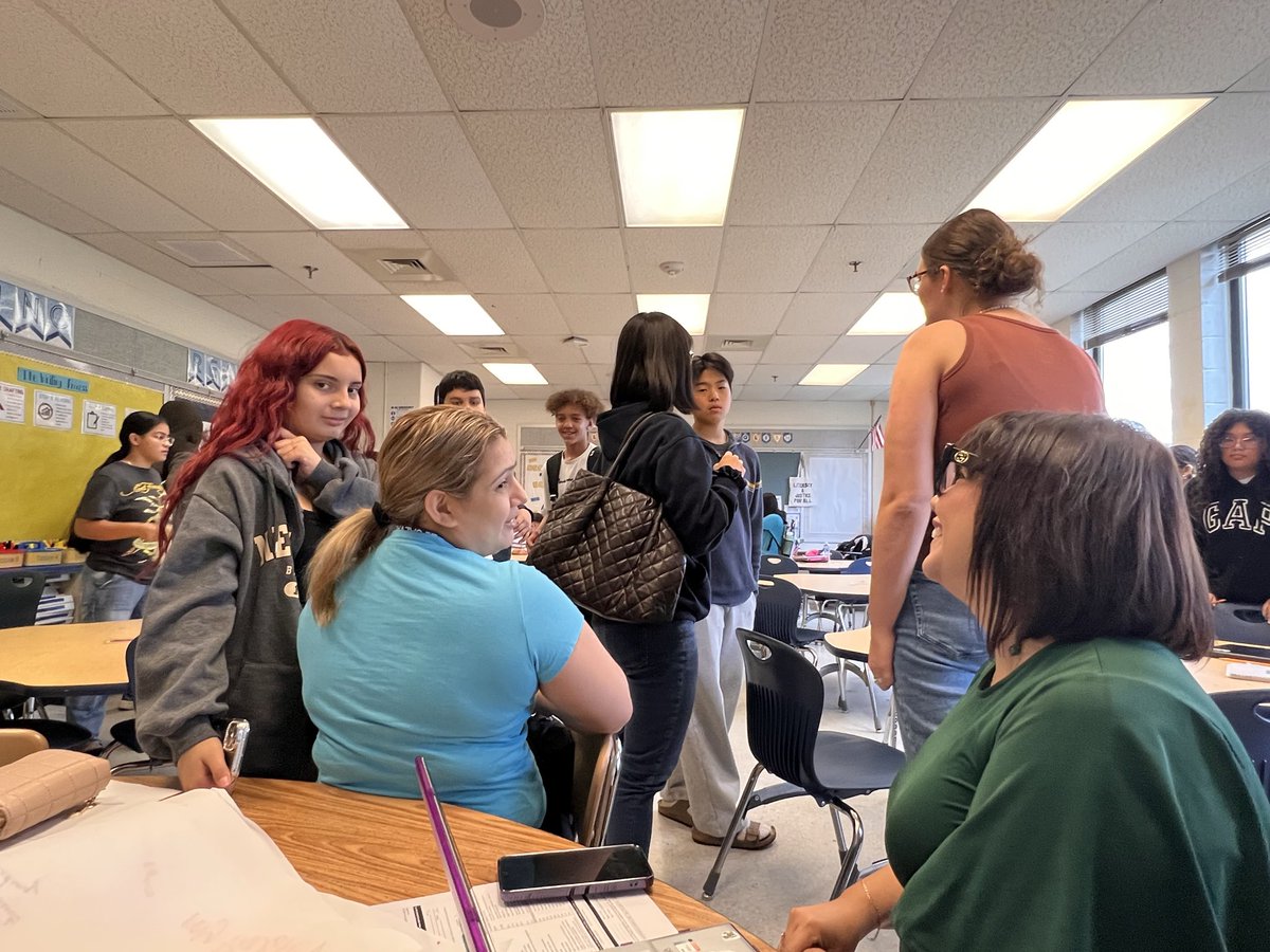 mcpsEDUCATOR's tweet image. Monday Moments at @GMSVikings Open House!! Parents visited and PARTICIPATED in their child’s learning! Some of them went to our outside wellness break, too! #communitymatters #parentpower