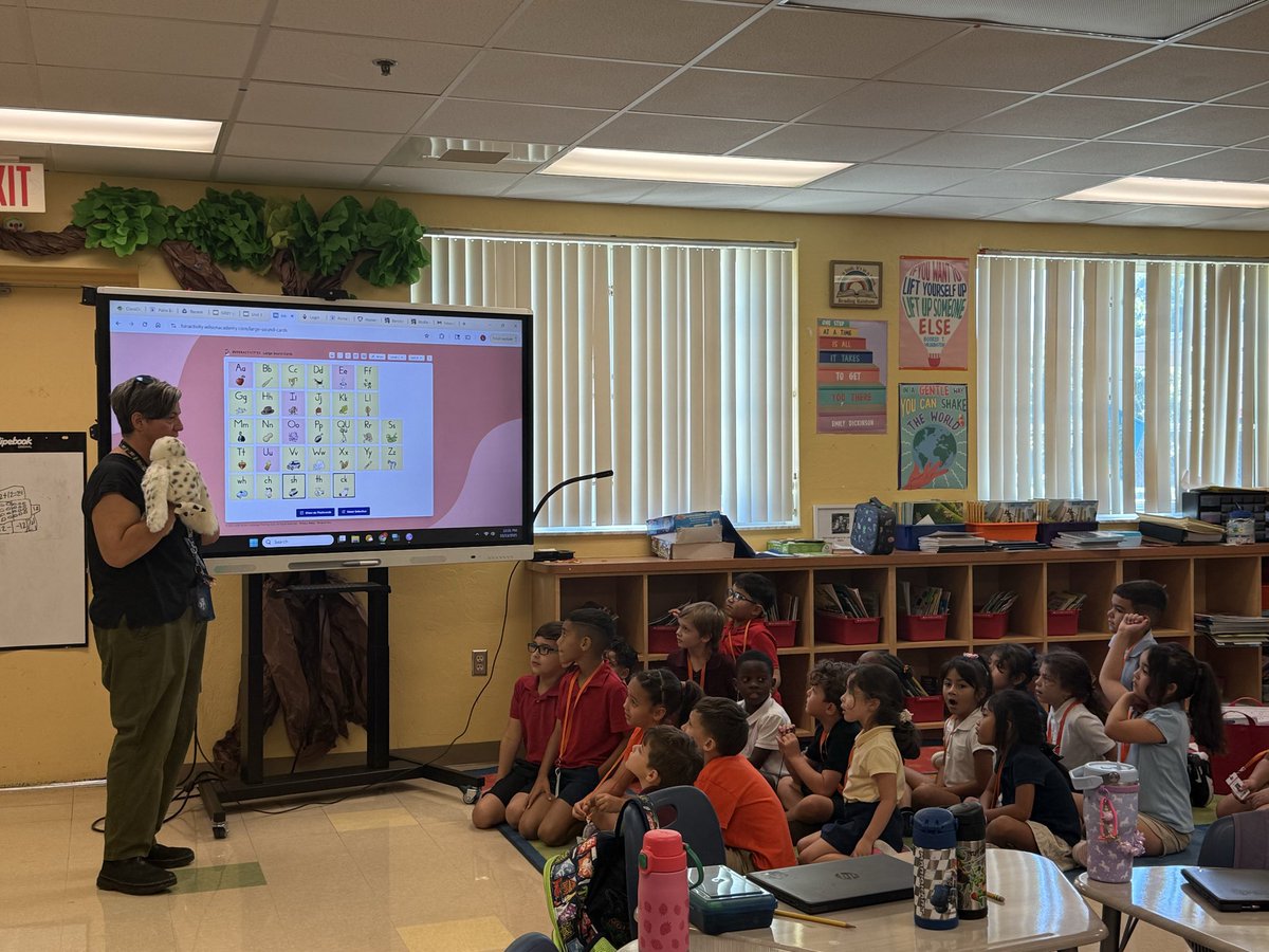 Echo 🦉 sure got the attention &amp; engagement for Ms. Arencibia’s FUNdation lesson <a href="/MeadowParkEl/">Meadow Park</a> 
Ss in Gr1 working on their new sounds and spelling. ❤️👏🏼  <a href="/pbcsd/">The School District of Palm Beach County</a> <a href="/KristyWysong/">Kristin Wysong</a>