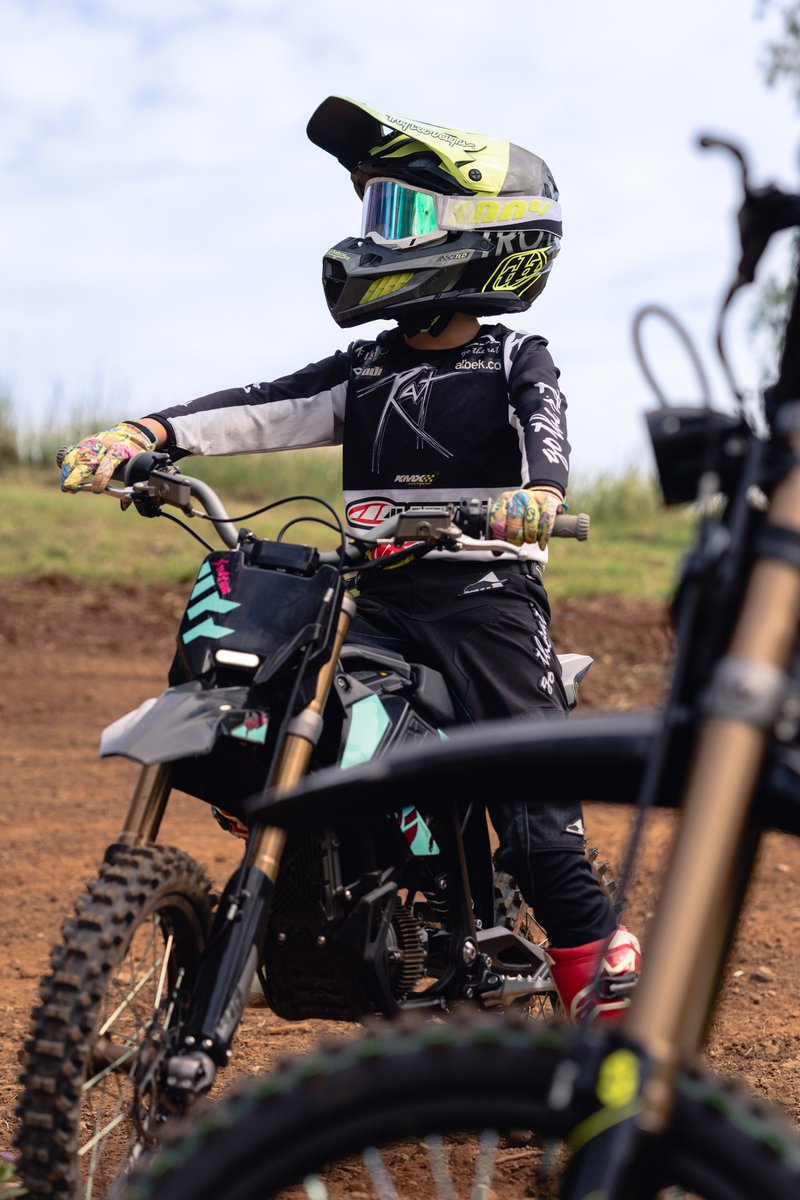 SUR_RON_JP's tweet image. 週末の遊び方が、ちょっと変わる。

公園に行くように、フィールドに出かける。
小さな相棒「Hyper Bee」で、親子で“走る時間”をシェアしよう。子供が本気になれる電動モト。
大人も、つい本気になってしまう⚡️

#Surron #HyperBee #親子でサーロン #電動モトクロス #週末アドベンチャー