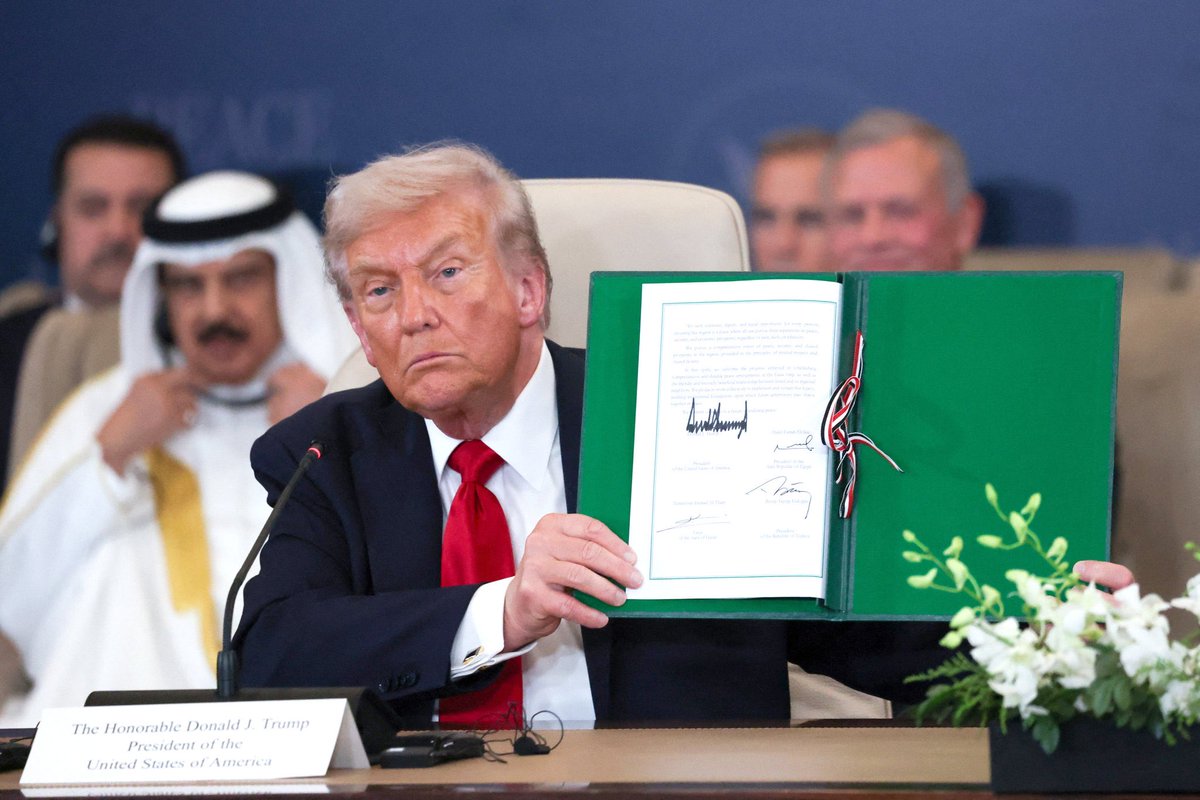 sadia_sadoo's tweet photo. Trump signs Israel-Hamas peace plan in Egypt alongside world leaders! 
#Peace2025 
#Gaza 
#Trump https://t.co/2juYMXkpx8