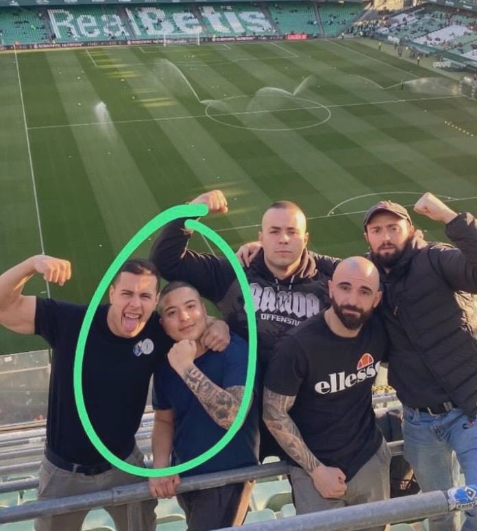 falangevasca's tweet image. Otro pillador enmascarado, proviene de grupos ultras, este conocido delincuente amante del betadine, vino junto a grupos como HN, Iraultza, indar gorri y RSF se han juntado para destrozar mobiliario urbano y gastar gasas sanitarias.
¡Sólos contra todos! ✋🏼