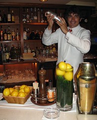 juanluisrecio's tweet image. El cóctel lo elaboraba Juanjo González en Barcelona y es un excelente aperitivo, de corte clásico, más bien seco, y marcado por el sabor a alcachofa del #Cynar. Si quiere ver cómo se elabora aquí va: periodistadigital.com/elbuenvivir/20… #cócteles #recetas #cocktails