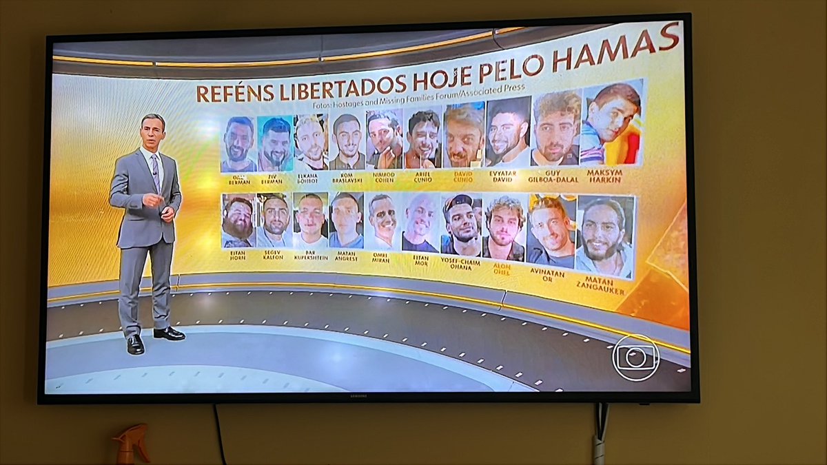 A Globo mostrando foto dos 20 reféns “israelenses”, enquanto os 2000 reféns Palestinos não têm nome. Enquanto os 200.000 Palestinos mortos nunca nem existiram. Isso aqui é a maior perversidade que eu já vi em TV aberta. Vale a pena ser jornalista e vender a própria dignidade?