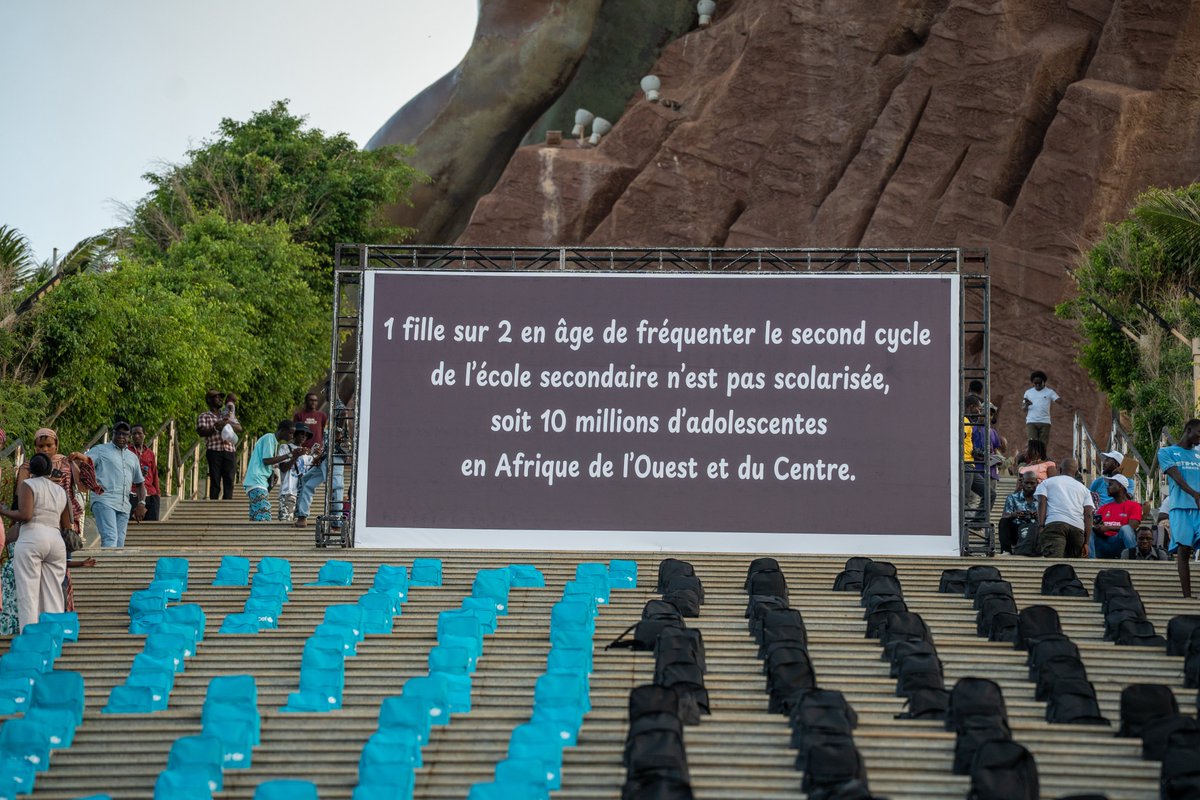 The public display on the #DayOfTheGirl is a powerful reminder that access to - and retention in - quality education remains the top priority for #Girls in West and Central Africa. A beautiful close to the #GirlsSummitDakar2025 — but not the end. Girls have claimed their right to