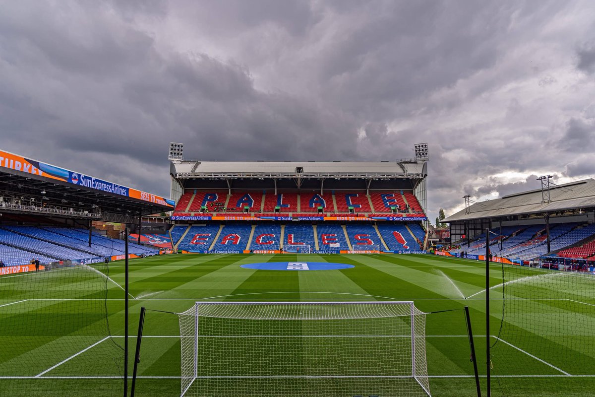 calcioinglese's tweet photo. Il Crystal Palace ha deciso di far scuola a tutta l'Inghilterra con un progetto PAZZESCO, soprattutto dal punto di vista sociale e culturale.

Il club del South London è diventata la prima società di calcio al mondo ad aprire un centro esclusivamente dedicato al supporto psicologico, lavorativo e professionale dei ragazzi delle giovanili che non sfondano tra i professionisti e si ritrovano, spesso appena maggiorenni, con una prospettiva di vita incerta, dopo anni passati a rincorrere il sogno del calcio professionistico. 

Anni e anni di rinunce, sacrifici e lavoro, sfumano in pochi giorni. Il club non può più tenerti tra le proprie fila perché non sei abbastanza da bravo da giocare per la prima squadra e ormai troppo grande per stare nelle giovanili. 

Un contraccolpo difficile da accettare per molti, la cui salute mentale rischia di essere compromessa o manifestare segnali negativi. Ansia, stress, depressione: i ragazzi vengono risucchiati in un vortice dal quale può risultare difficile uscire, senza prospettive lavorative, visto che fino a quel momento il piano era solo uno: il calcio.

Il programma, che avrà una durata di 3 anni, prevede che:

🗣️ Ai ragazzi vengano offerte consulenze con psicologi, ex calciatori e professionisti del mondo del lavoro
⚒️ Vengano creati workshop specifici che mireranno a formarli riguardo temi come la gestione dello stress e delle proprie finanze
🔝 Si lavori al miglioramento delle loro skills lavorative (rapporti umani, approccio al lavoro stesso, ecc) per prepararli al mondo del lavoro.

Non solo: il Palace si impegnerà ad aiutare i ragazzi ad esplorare
strade alternative al calcio, per far capire loro che avere successo nella vita non significa soltanto giocare a calcio a livello pro. Il club offrirà ad alcuni ragazzi anche la possibilità di essere reintegrati nel club ma con ruoli diversi come supporto agli allenatori dell'academy.

Insomma, questo è quello che si considera un community club.