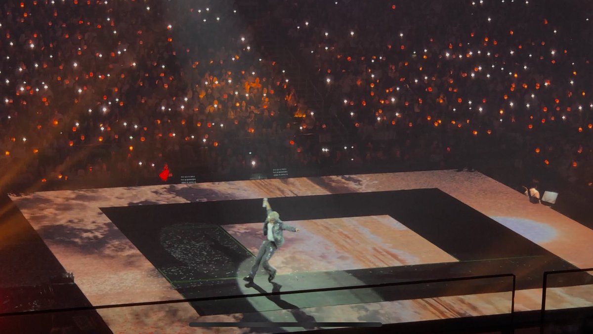 유어스가 더 없는 날 아침, 처음 떠오른 건 참 좋은 공연이었다는 것. 댈러필 가사처럼 아름다운 것들을 만났어… 
확신의 얼굴로 노래하는 도영아, 지나간 시간이지만 같은 시간 속에 있던 걸 기억하다 보면 사라지지 않겠지?! 구름 위를 훨훨 나는 듯한 모습 마저.✈️